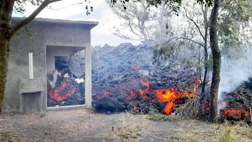ВИДЕО: Гватемалад галт уулын лав суурин газар руу ойртож байна