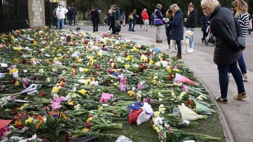 Ханхүү Филиппийн дурсгалыг хүндэтгэн дуугаа хураана