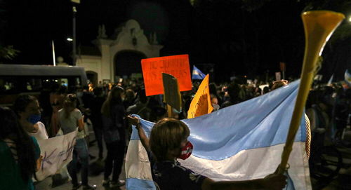 COVID-19: Аргентинд хязгаарлалтуудыг эсэргүүцэн жагсав