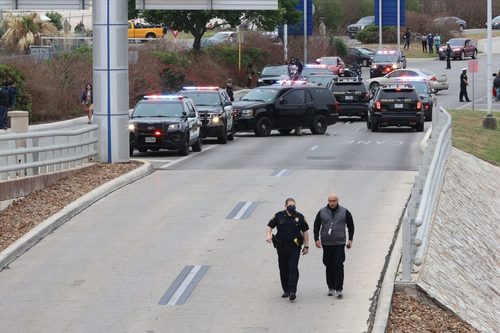 Техаст зэвсэглэсэн эр нисэх буудлын ойролцоо гал нээжээ