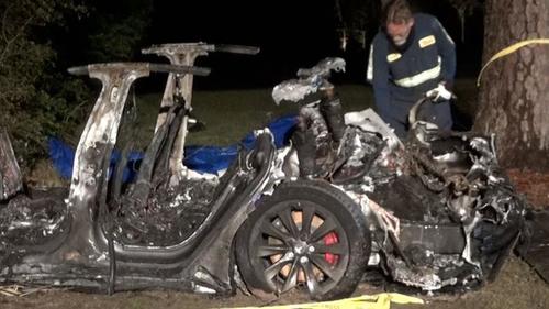 Тесла компани хүний амь хохирсон ослын талаар тайлбар хийв