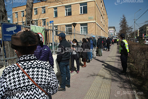 ФОТО: Төрийн албан хаагчдад вакцинжуулалтын хоёр дахь тунг хийж эхэллээ