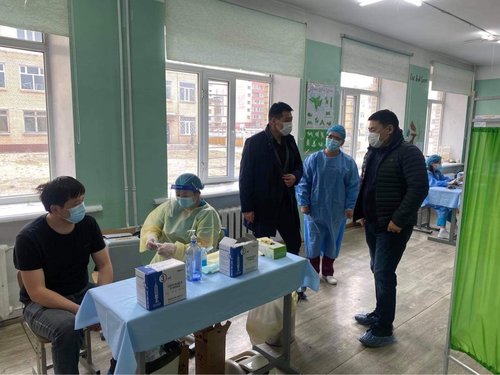 Ерөнхий сайд дархлаажуулалтын явцтай танилцаж байна