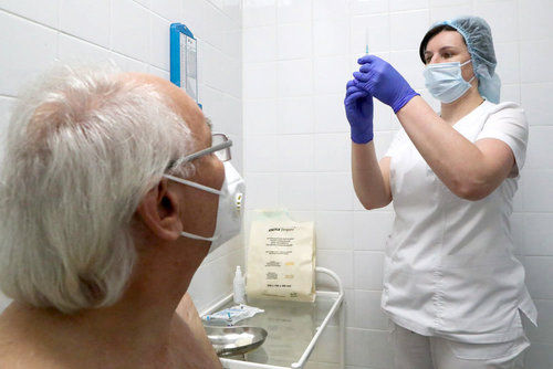 COVID-19: Москвад вакцинд хамрагдсан ахмадуудад урамшуулал олгох хөтөлбөр эхэллээ