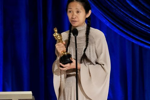 Хятадын хэвлэлийнхнийг Оскар авсан найруулагчийн талаар бичихийг хоригложээ