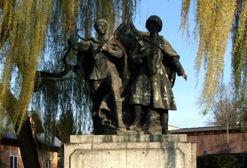 Польш Зөвлөлт-Польшийн зэвсэгт нэгт ахан дүүсийн хөшөөг буулгажээ