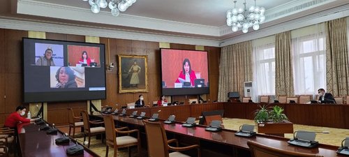 Олон хүүхэдтэй өрх толгойлсон эх, эцэгт тэтгэмж олгох хуулийн төслийг хэлэлцэв