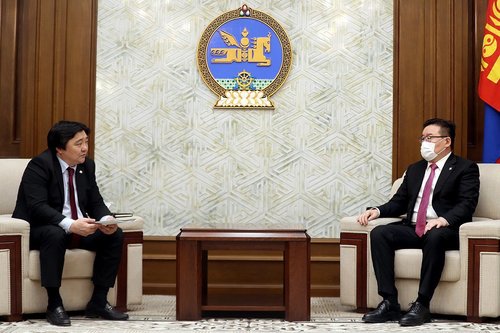 Нийгмийн даатгалын шимтгэлийг 2 хувиар бууруулах тухай хуулийн төслийг өргөн мэдүүллээ