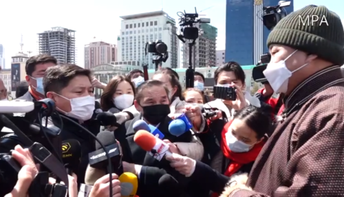 ШУУД: ХЗДХ-ийн сайд Х.Нямбаатар өлсгөлөн зарлаж буй гишүүдтэй уулзлаа