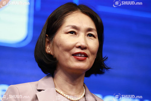 Ц.Оюунгэрэл украйнчуудад оймс, бээлий илгээхээр хандив цуглуулж байна