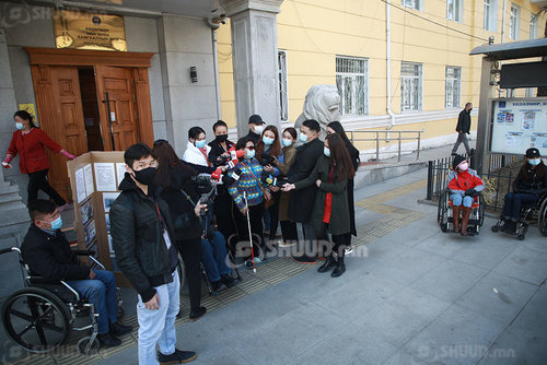 ВИДЕО: Хөгжлийн бэрхшээлтэй иргэд ХНХЯ-ны гадаа цуглалаа