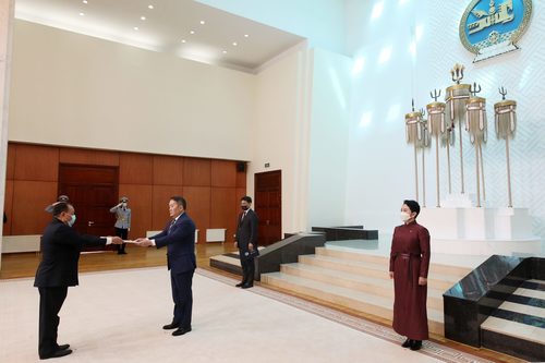 Элчин сайд Пэнгсаван Гээвбасөд Итгэмжлэх жуух бичгээ өргөн барилаа