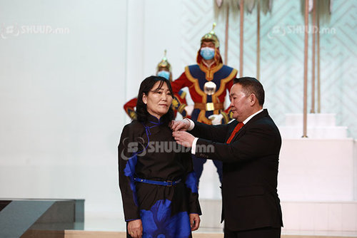 Ц.Оюун: Хамгаалалтын хувцас өмссөн үед ус уух, бие засахгүйгэээр 15-16 цаг ажилладаг