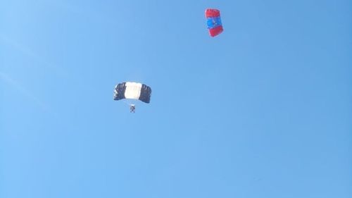 Аврагчид шүхрийн буулт хийж байна