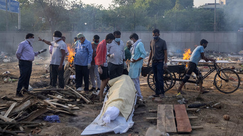 Энэтхэг: Голын эргээс олон зуун цогцос олджээ