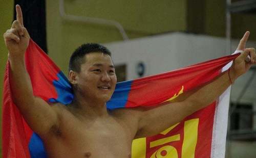 Монгол залуу Олимпын бамбарыг буухиална