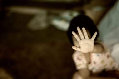 Архидан согтуурсан эмээ зээ охиноо төөрүүлжээ