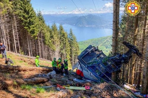 Италид дүүжин тээврийн хэрэгсэл осолдож, 14 хүн амиа алджээ
