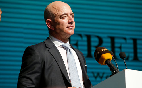 Безос Амазон компанийн Ерөнхий захирлын албан тушаалаа орхино