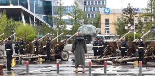 ШУУД: Ерөнхийлөгч Х.Баттулга энхийг сахиулагчдад одон медаль гардуулж байна