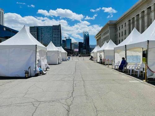 Төрийн ордны хашаанд зассан “ ээжүүдийн цагаан асар”