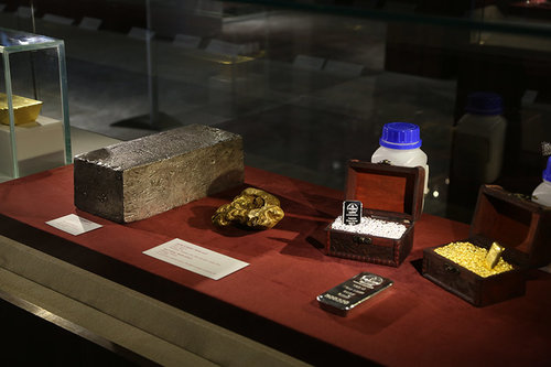 ФОТО: Монголбанкны “Мөнгөн тэмдэгтийн танхим”-ын үзмэрүүд