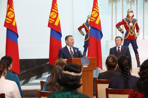 Ерөнхийлөгч Х.Баттулга Баянгол дүүргийн 649 ээжид “Эхийн алдар” одон гардууллаа