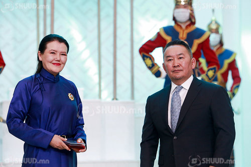 Л.Эрдэнэчимэгийг Хөдөлмөрийн гавьяаны улаан тугийн одонгоор шагналаа