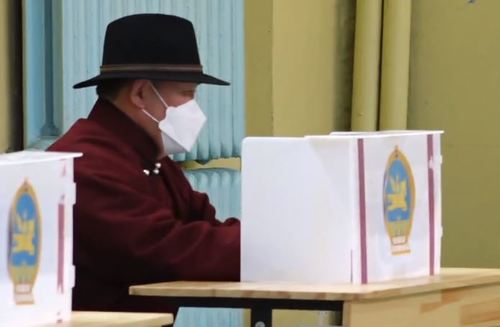 ВИДЕО: Ерөнхийлөгч Х.Баттулга саналаа өгч байна