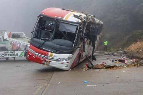 Перу: Хавцал руу автобус унасны улмаас 17 хүн амиа алджээ