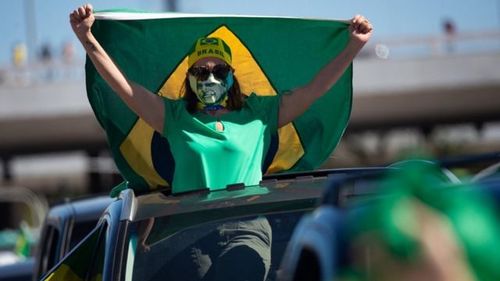 COVID-19: Бразил вакцинд хамрагдсан хүмүүсийг амны хаалтгүй явахыг зөвшөөрнө