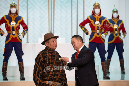 ФОТО: Боловсролын салбарынхныг Төрийн дээд цол, одон, медалиар шагналаа