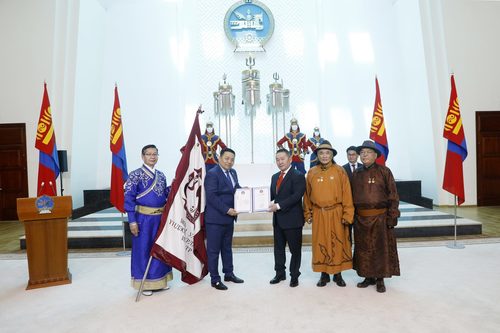 Ерөнхийлөгч Үндэсний урлагийн их театрыг Сүхбаатарын одонгоор шагналаа