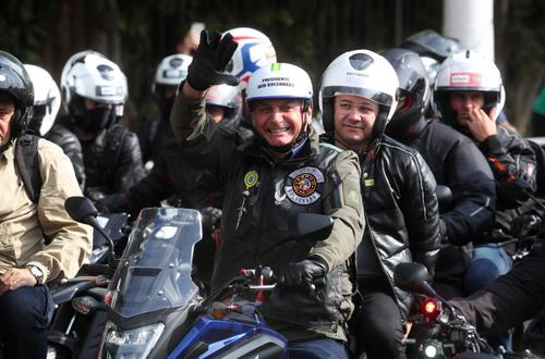 Бразилын Ерөнхийлөгч амны хаалтгүй яваад торгуулжээ