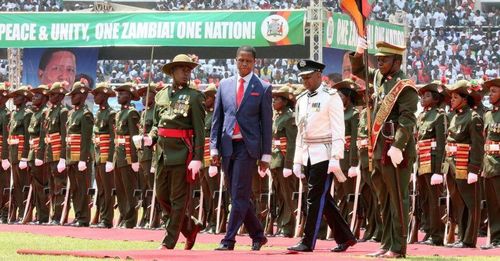 ВИДЕО: Замбийн Ерөнхийлөгч цэргийн парадын үеэр ухаан алджээ