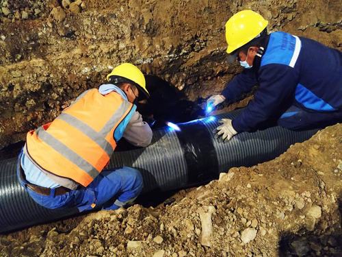 Долоон буудлын эцэст борооны ус зайлуулах шугам угсарч байна