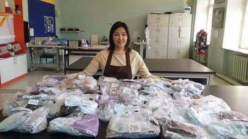 Амны хаалт оёж сургуулийнхаа хүүхдүүдэд тараасан багшийг урамшуулжээ