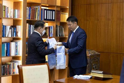 МАН-ын бүлгийнхэн Ерөнхийлөгч У.Хүрэлсүхэд амжилт хүслээ