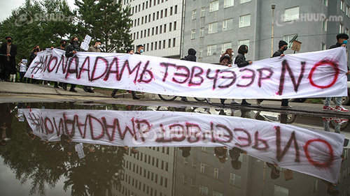 Зовлонгоор зоолохыг хориглоно