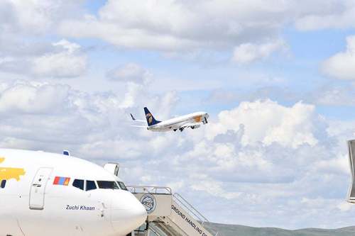 Жилд 3 сая зорчигч хүлээн авах 