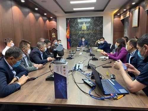 Эмч, эмнэлгийн ажилчдын цалинг нэмэх үүрэг чиглэл өгчээ