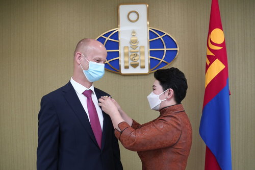 НҮБ-ын Хүүхдийн сангийн суурин төлөөлөгчид “Алтан гадас” одон гардуулав