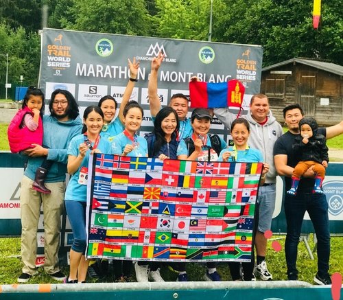 Франц дахь Монголчууд төрийн далбаагаа мөнх цаст Монбланы оройд мандуулав