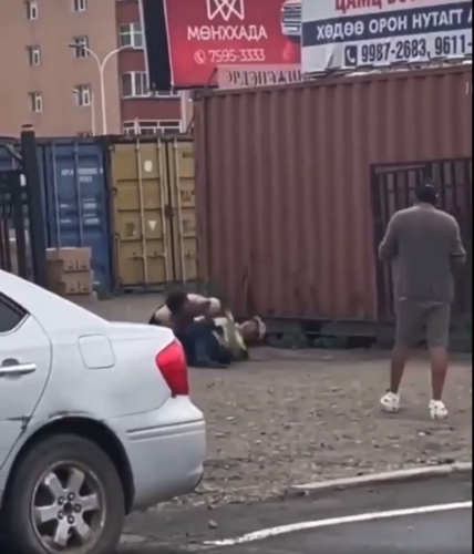 Цагдаагийн биед халдсан иргэнийг саатуулан шалгаж байна