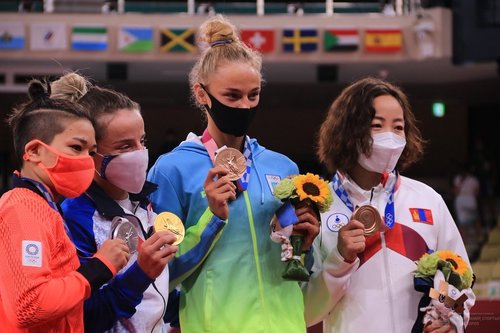 Ерөнхийлөгч У.Хүрэлсүх олимпын медальт М.Уранцэцэгт баяр хүргэлээ