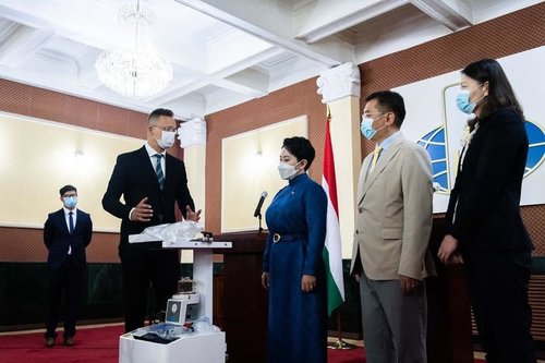 Унгар улсын Засгийн газраас 33 ширхэг амьсгалын аппарат хандивлалаа