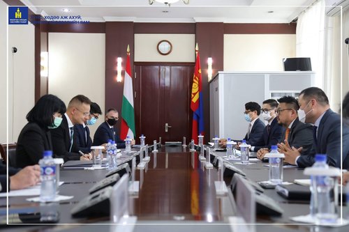 З.Мэндсайхан Унгарын талаас Гадаад хэрэг, худалдааны сайд Петер Сияяартотай уулзлаа