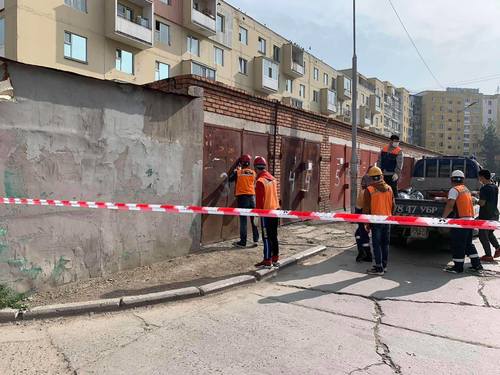 Нийтийн эдэлбэр газарт зөвшөөрөлгүй байрлах 53 гараашийг буулгаж байна