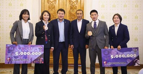 Баянхонгорчууд “Токио-2020” олимпын медальт тамирчдадаа гурван өрөө байр бэлэглэлээ