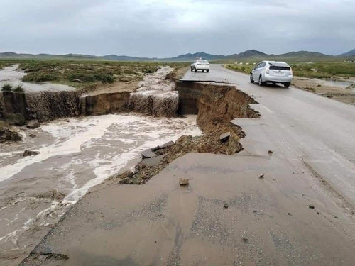Лүн-Дашинчилэн-Батцэнгэлийн чиглэлд үер бууж авто зам сэтэрч, эвдрэл үүсчээ